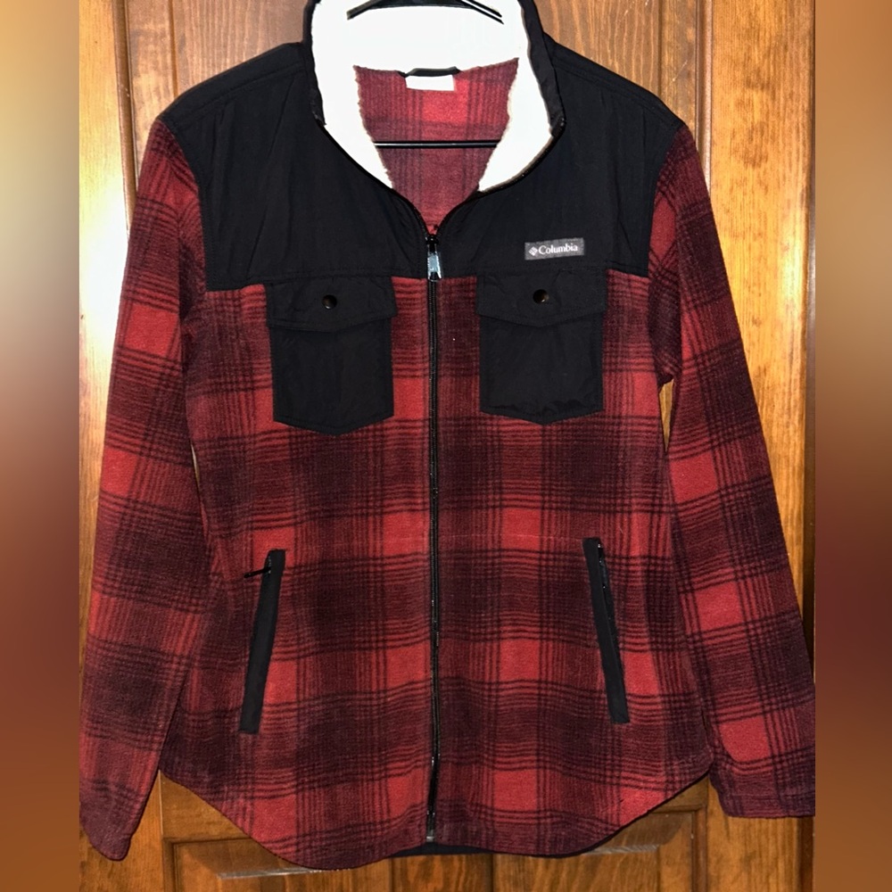 Columbia Woman’s  Red/ Black Plaid Zip up Jacket Size Medium.